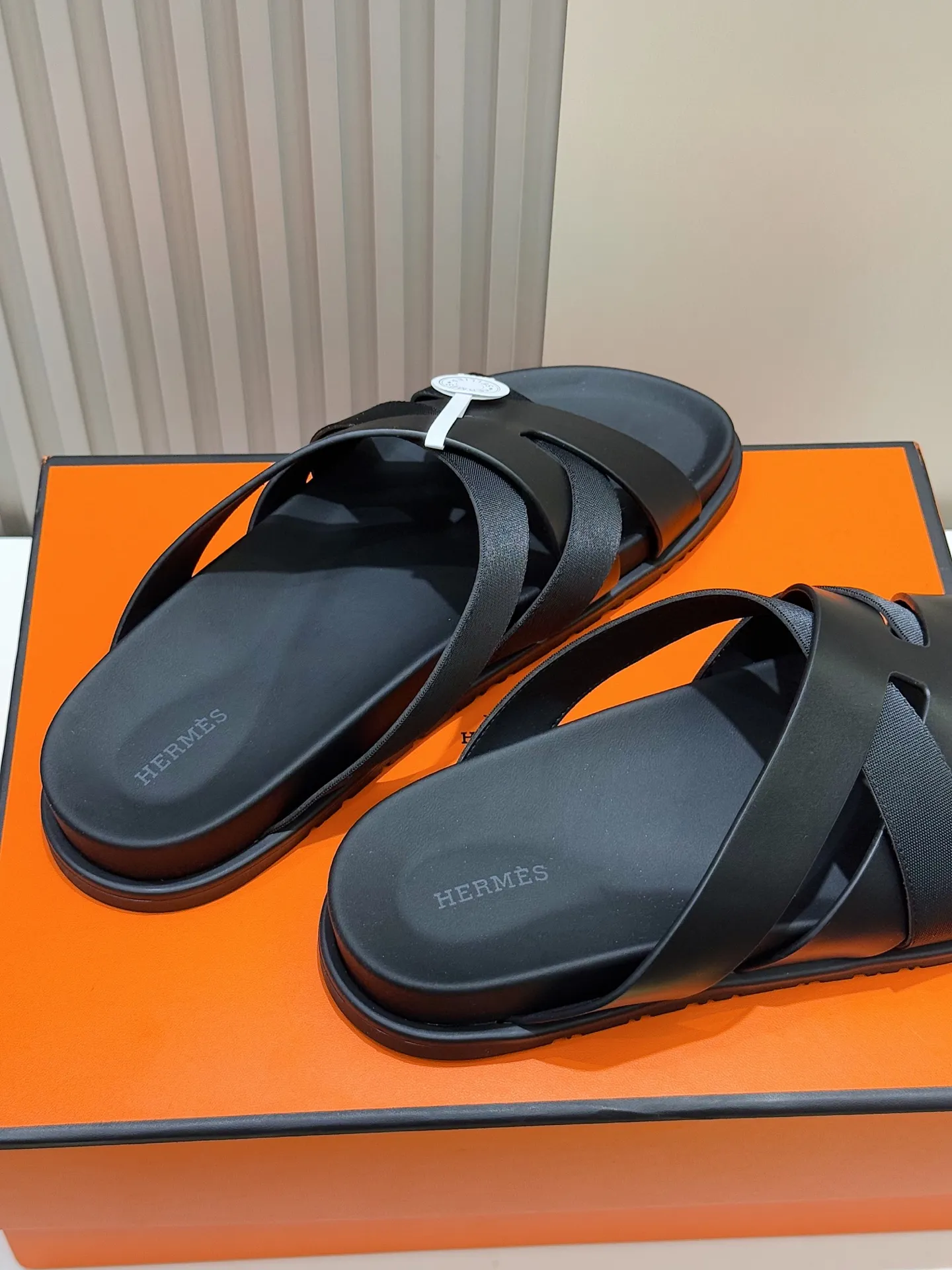 Batch 280 Hermes men's Kazimir slippers - top quality woven calfskin functional sandals, with interwoven uppers inspired by the "H" iconic pattern to create a casual look, perfect for summer. Imported cowhide + cowhide lining + rubber outsole Size: 38-44 (.45.46 customized)